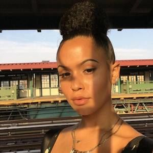 Meet your Posher, Carla